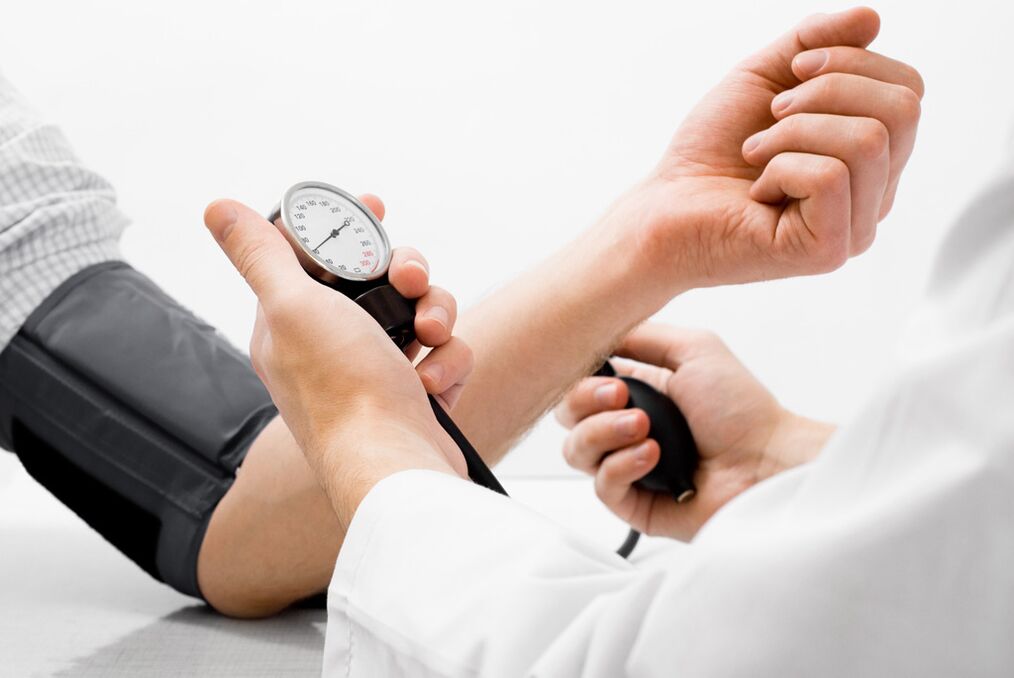 Wenn Sie Osteochondrose nicht behandeln, treten Probleme mit dem Blutdruck auf. 