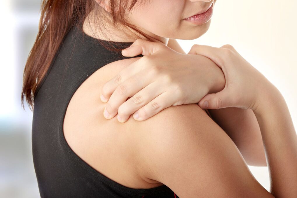 Zervikale Osteochondrose kann von Schmerzen in den Schultern begleitet sein. 