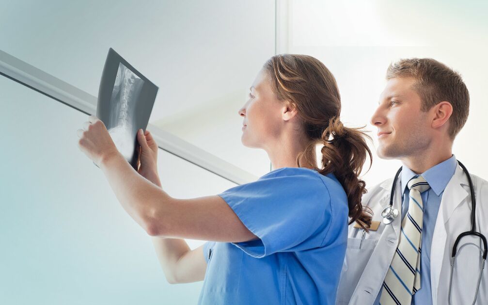 Ärzte, die ein Röntgenbild auf Arthrose untersuchen
